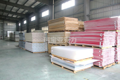 亞克力板跟鋁合金哪個結實